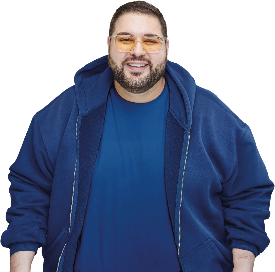 Leon lächelt, mit getönter Brille und blauem Hoodie